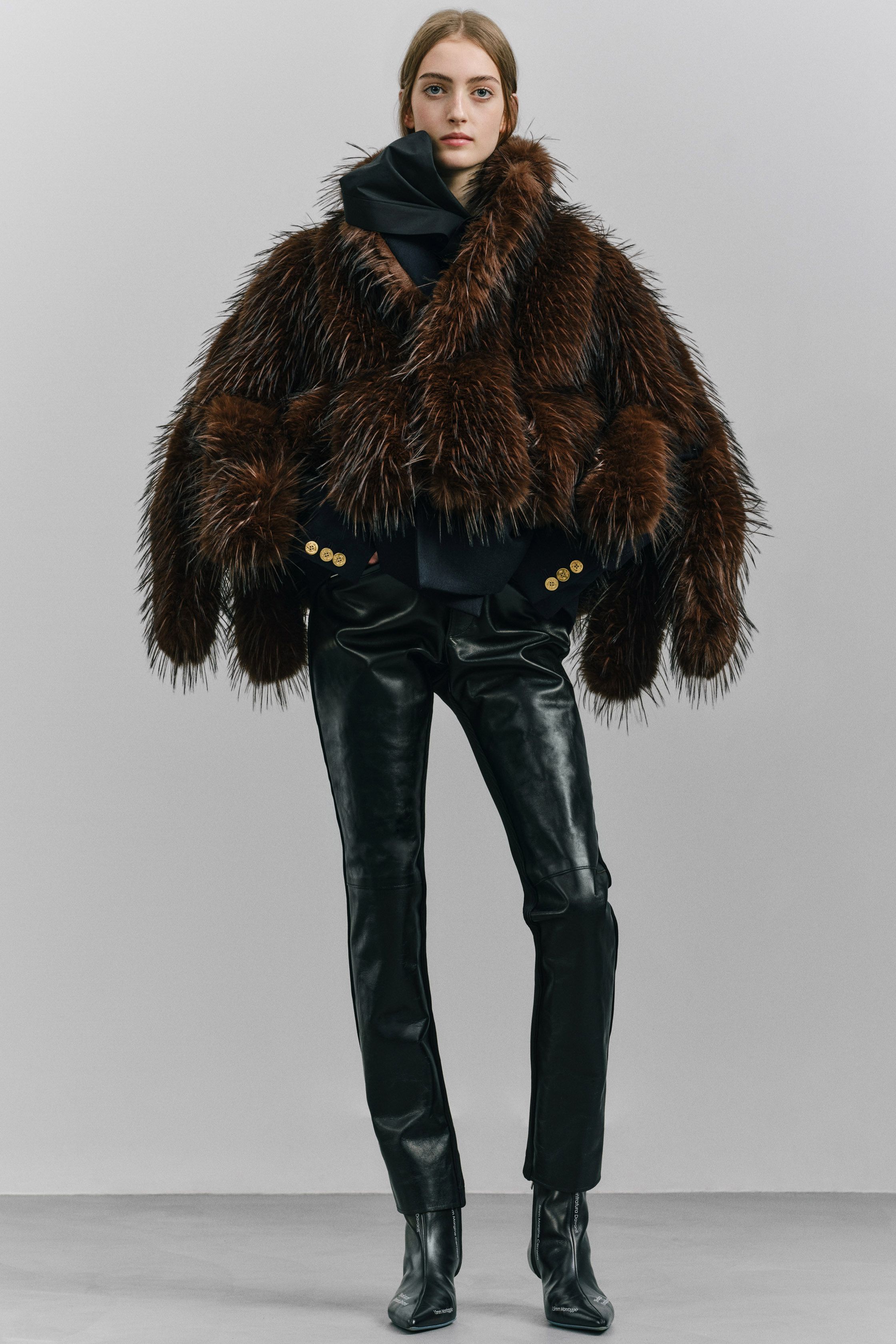 Sacai 本季继续以混合结构著称：羽绒服与西装外套、羊羔毛夹克与功能口袋结构交织在一起，打造层次丰富的机能时装。深色调与厚重面料让整体视觉更稳重，同时保持品牌标志性的结构拼接-顽石频道趋势研究